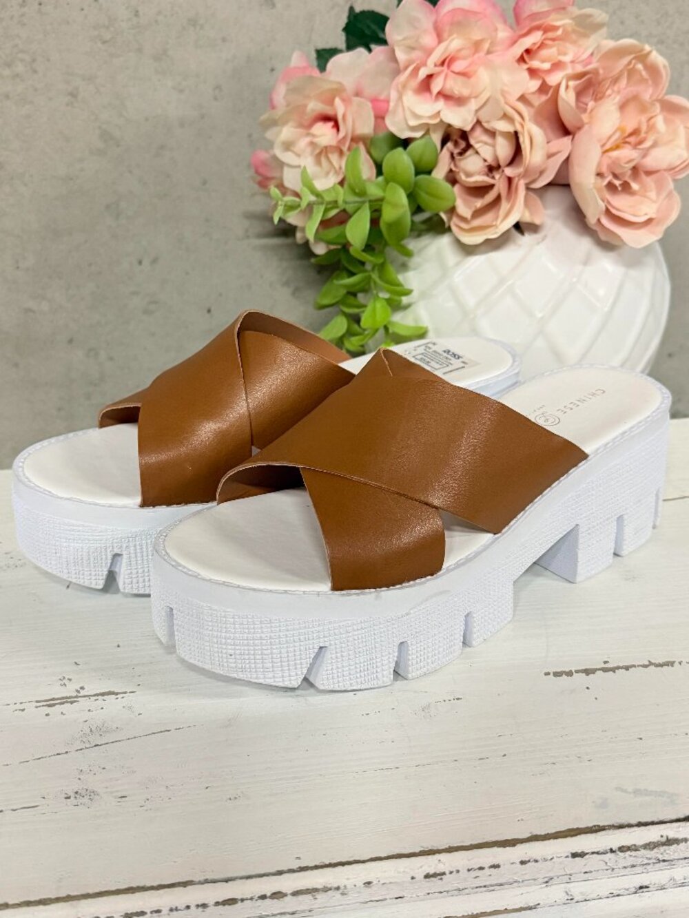 NWT Chinese Laundry Lock Down Brown Leather Platform Sandals - SZ. 8.5